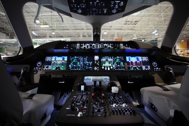 A pilótafülke makettje - a XXI. századnak megfelelően faltól falig LCD-kijelzők <br>(fotó: Comac)