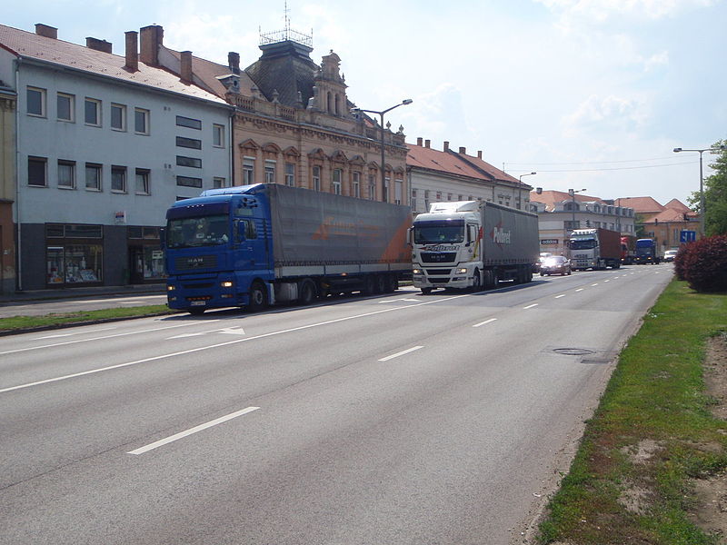 A jelenlegi helyzet: kamionok sokasága hajt a városon át