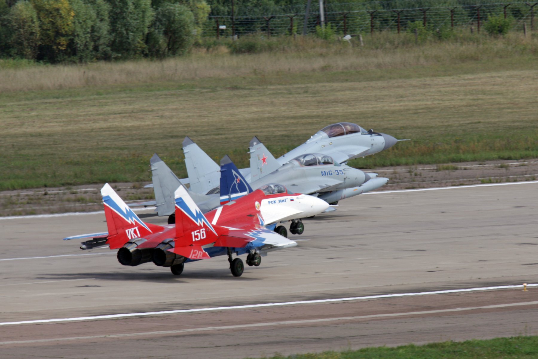 MiG-29-es változatok felszállása: távolabb a továbbfejlesztett 35-ös, a színes gép a vektoros OVT