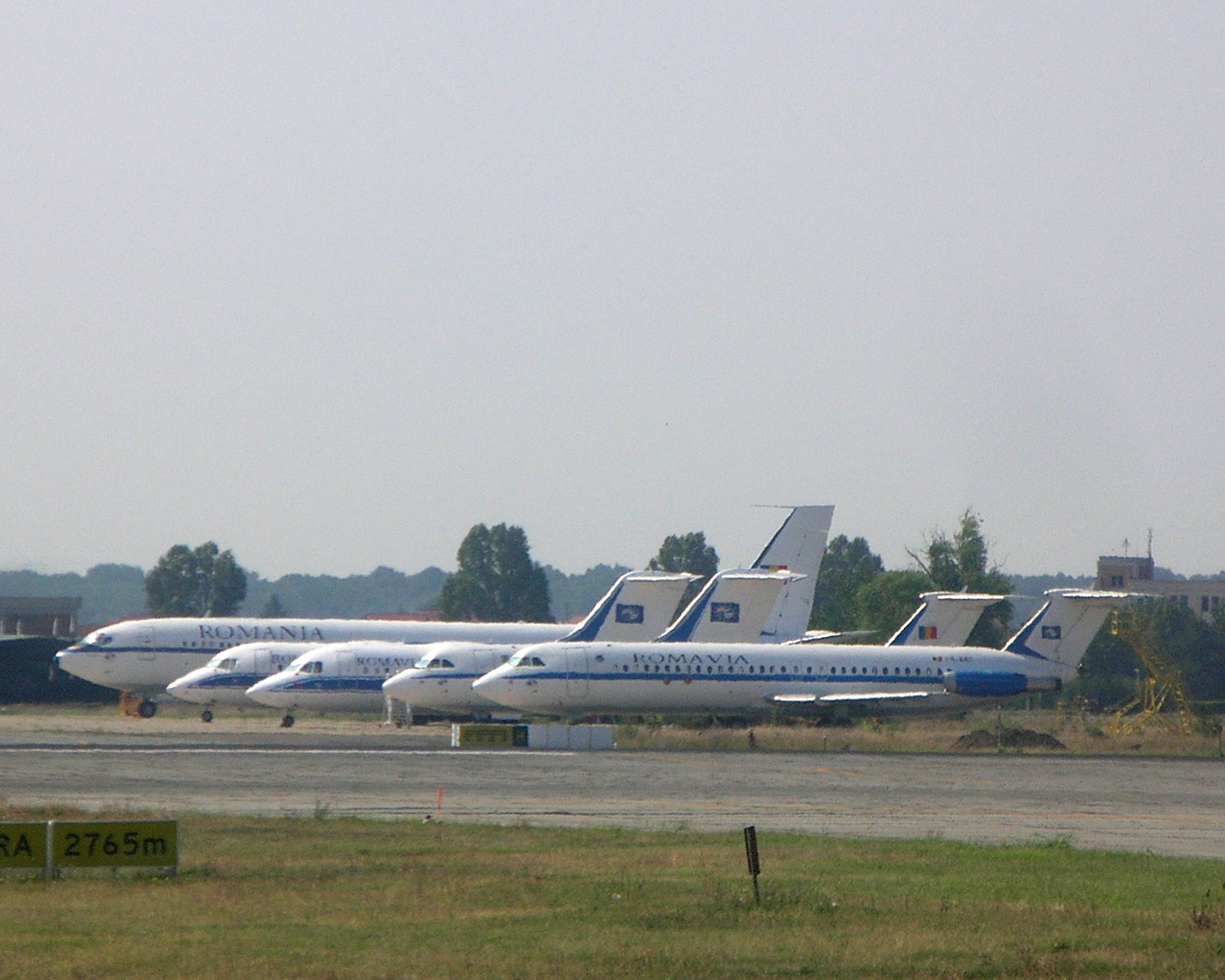 Egy érdekes fotó az állami repüléseket korábban intéző Romavia egykori gépparkjával: két ROMBAC, két Bae-146-os, és a háttérben a 707-es