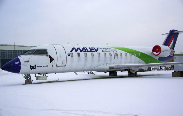 A Malév sem tudta a CRJ-200-asokat gazdaságosan üzemeltetni, az egyik ma is Ferihegyen parkol <br>(fotó: Virág Richárd)