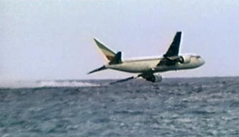 A partról készült fotó az Ethiopian 767-esének pusztulásáról: ha az egyik szárnyvég éri először a vizet, biztos a géptörés