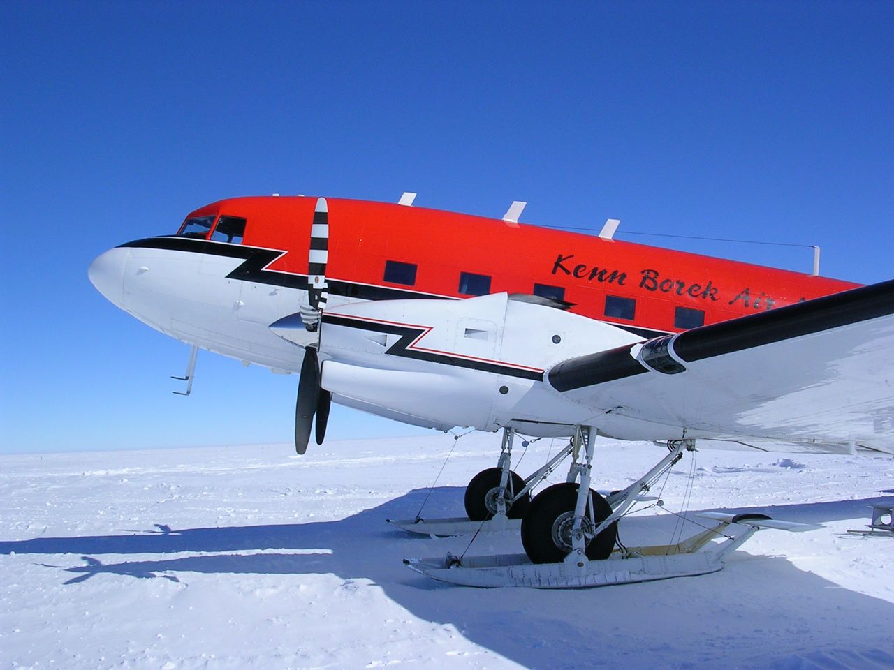 Az egyetlen farokkerekes típus, amely még menetrend szerint közforgalomban repül: a Kenn Borek Air turboprop DC-3-asa valahol Kanadában