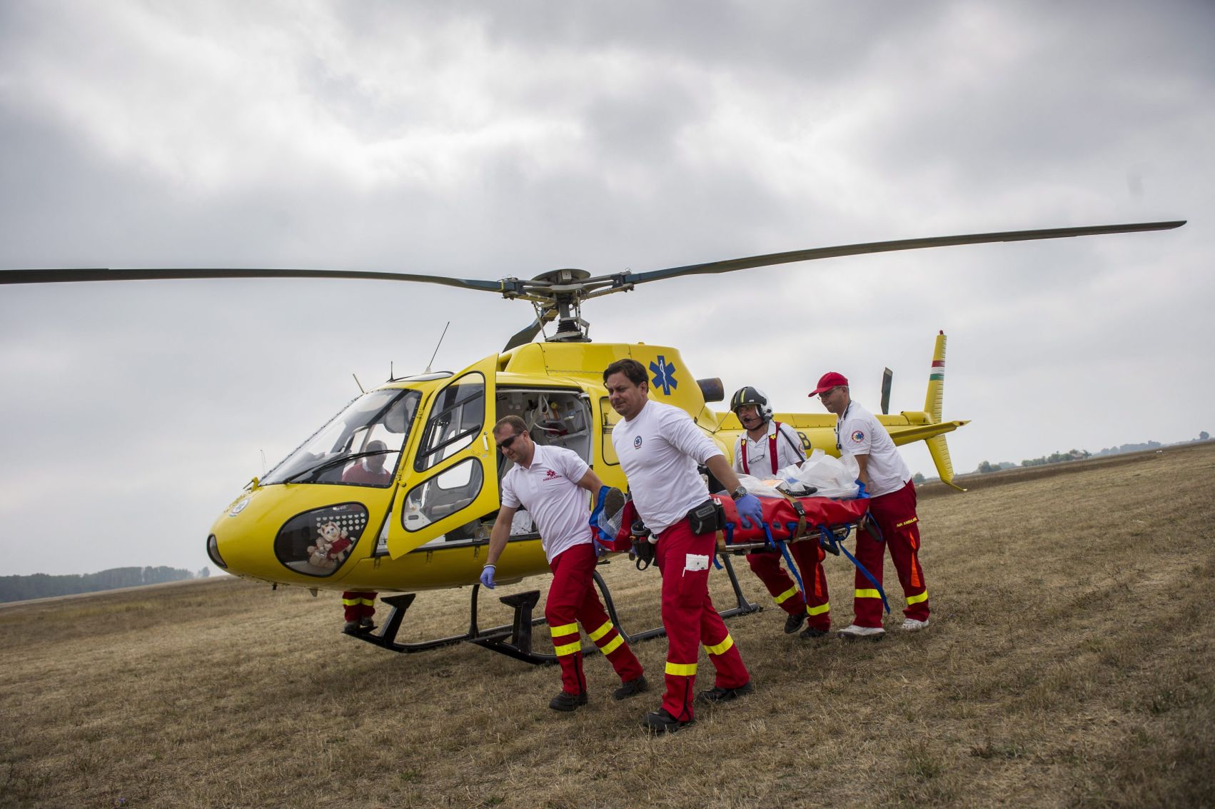 A hazai mentők AS350-eséhez sérültet visznek <br>(fotók: MTI/Rosta Tibor)