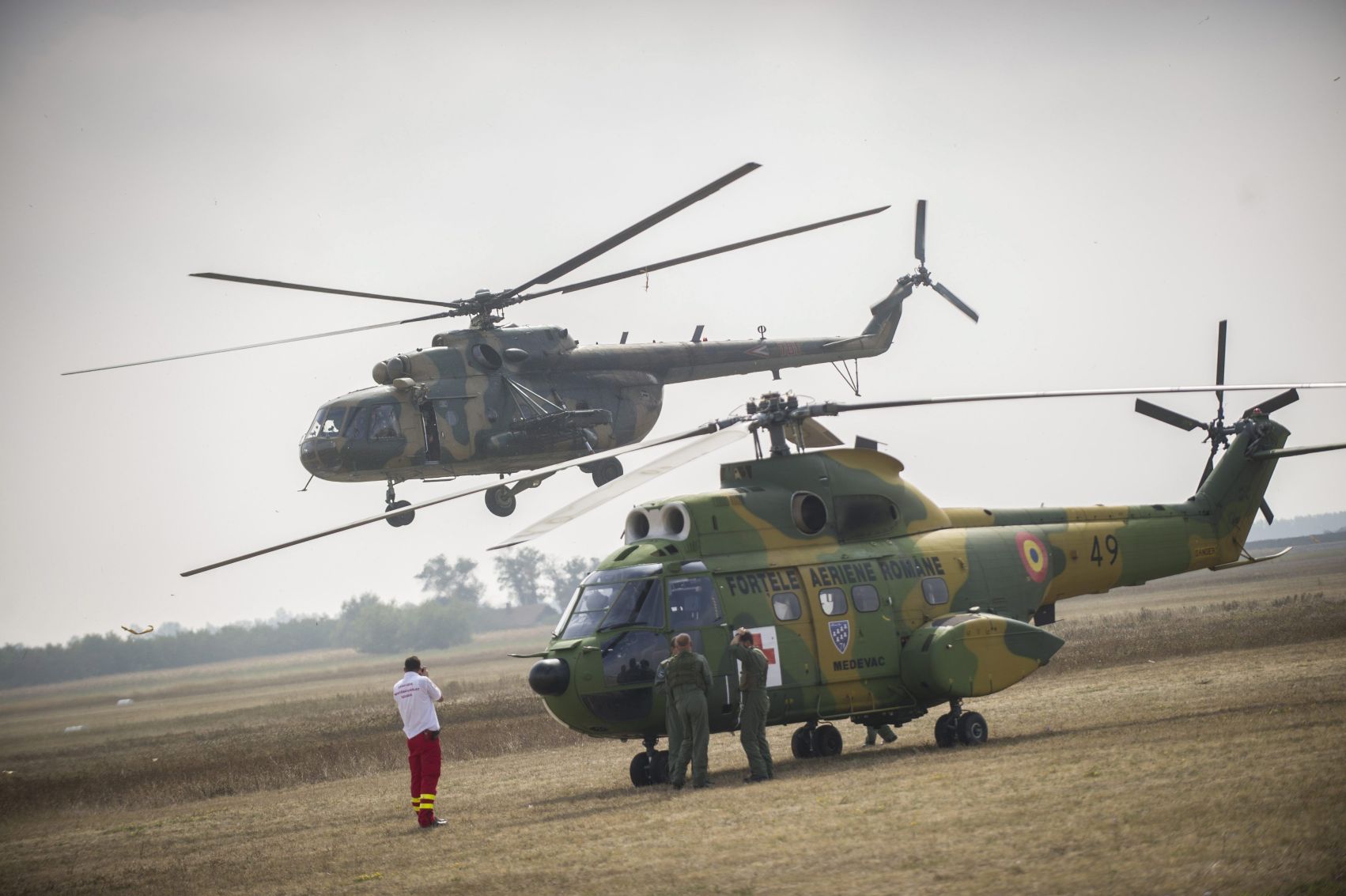 Előtérben a román Puma, a levegőben a magyar Mi-17-es