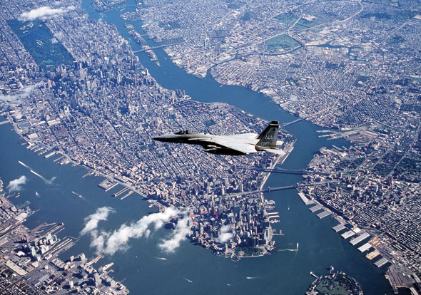F-15-ös a terrortámadás napján New York légterében, alatta a WTC füstölgő romjai