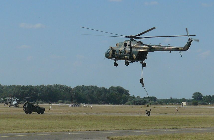 Így ereszkedtek le kötélen magyar katonák a honvédségi helikopterből a kecskeméti repülőnapon <br>(fotó: Márványi Péter)