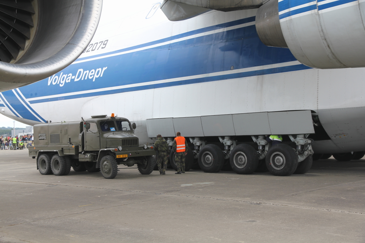 A földi kiszolgáló jármű eléggé jól érzékelteti az Antonov-óriás arányait
