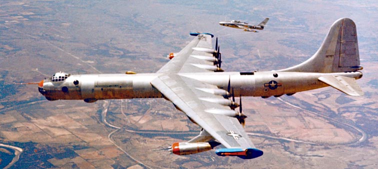 B-36-os óriás kúszik a levegőben, a szárnyvégekhez közel két-két sugárhajtómű