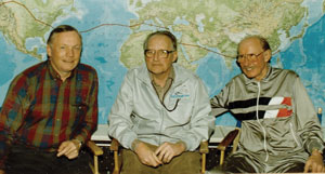 Alex Kvassay két repülő legenda, Neil Armstrong és Bobb Hoover társaságában, egy földkörüli rekordrepülést végrehajtó Boeing 747 SP fedélzetén