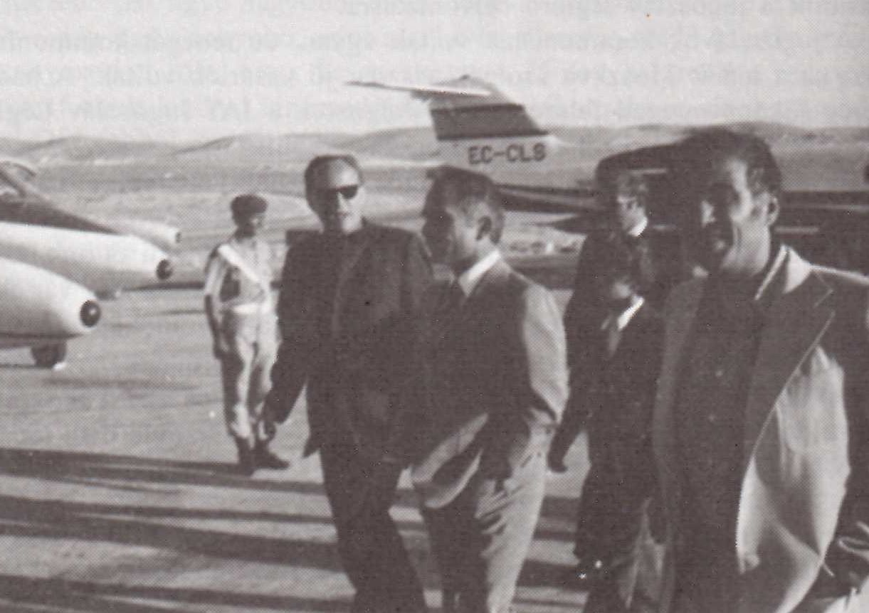 Egy királyi pilóta-vásárló: Husszein, Jordánia uralkodója, természetesen Kvassay társaságában (a kép baloldalán)