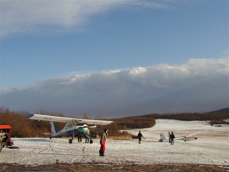 Egy régebbi hullámtábor Pipishegyen <br>(fotó: Repülőklub Gyöngyös)