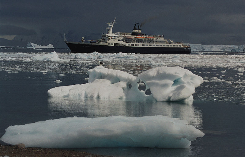 A hajó még fénykorában valahol az északi vizeken <br>(fotók: Wikipedia)