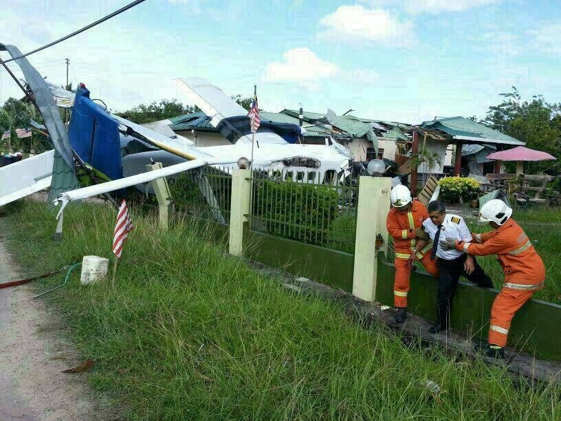 A mentőalakulatok biztonságba segítik a gép kapitányát<br>(fotók: The Borneo Insider)
