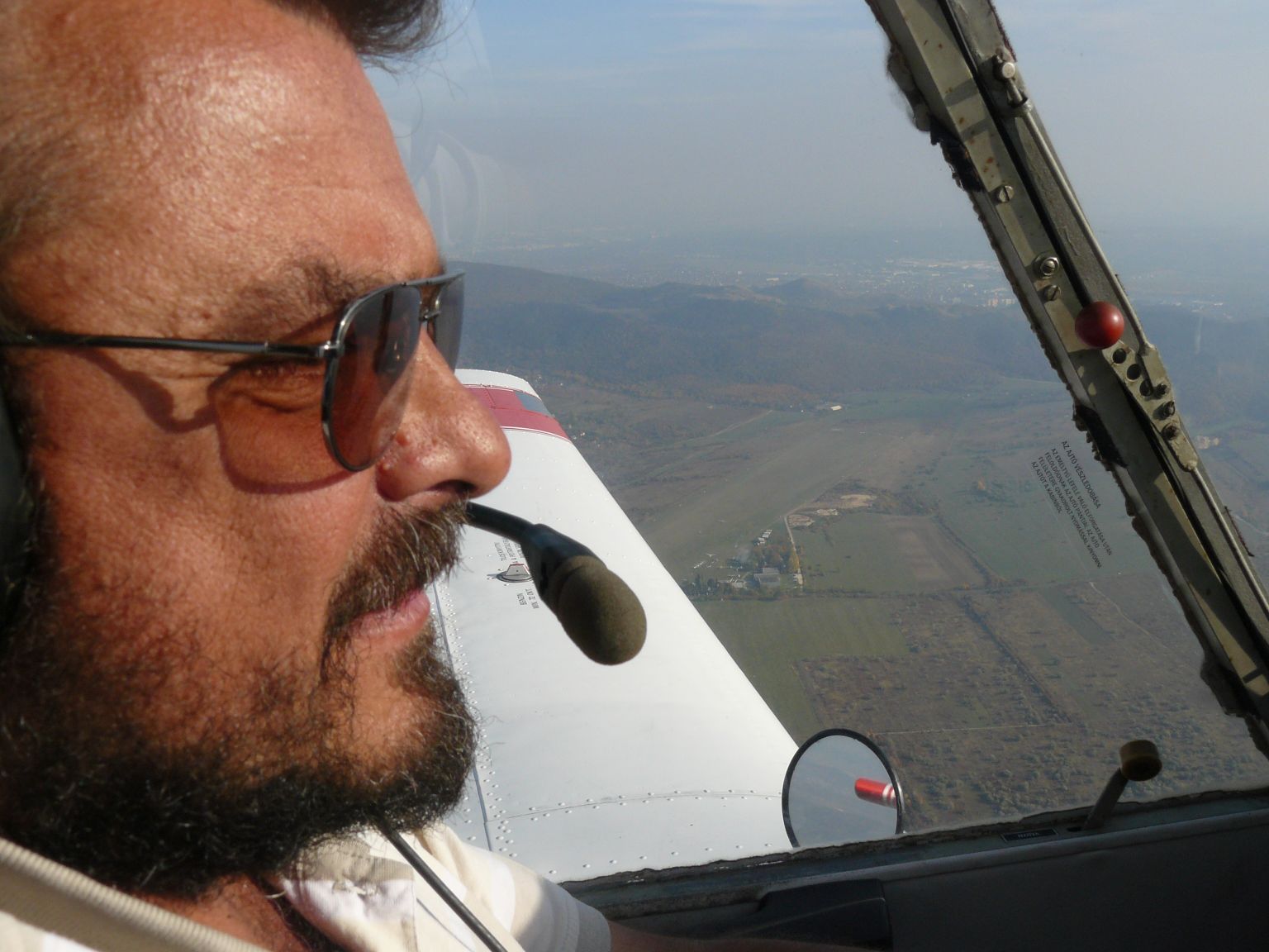 A klubvezető a levegőben: nosztalgikus légikirándulás az elhagyott repülőtérre