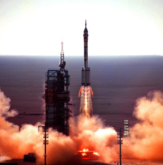 Startol a Hosszú Menetelés hordozórakéta az első kínai űrhajóssal