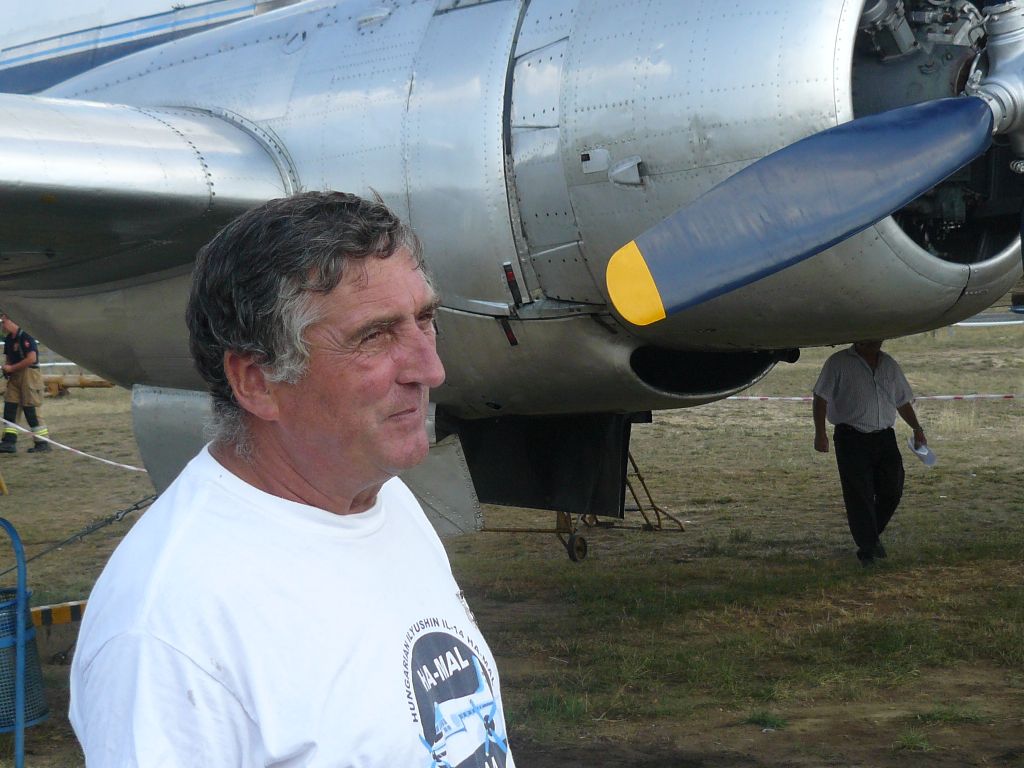 A típisfüzet szerzője az Emlékpark Il-14-ese egyik motorindításakor
