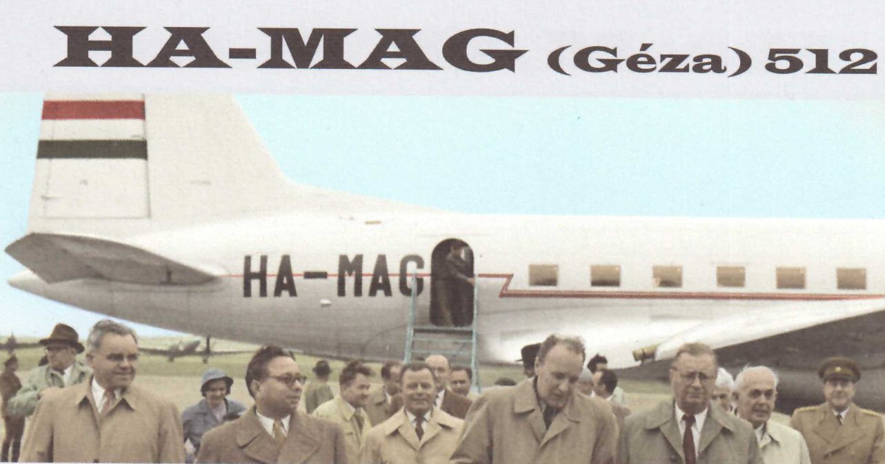 Érdekes fotó a füzetből: a háttérben a szovjet pártfőtitkár ajándéka, az előtérben a megajándékozott, aki közismerten irtózott a repüléstől