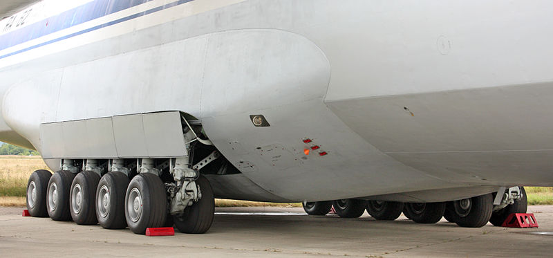 Egy An-124-es jobboldali futórendszere: egymás mögötti párokon oszlik meg a hatalmas súly