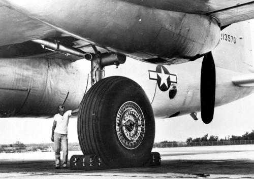 A B-36-os első sorozatainak irgalmatlan méretű egykerekes főfutója....