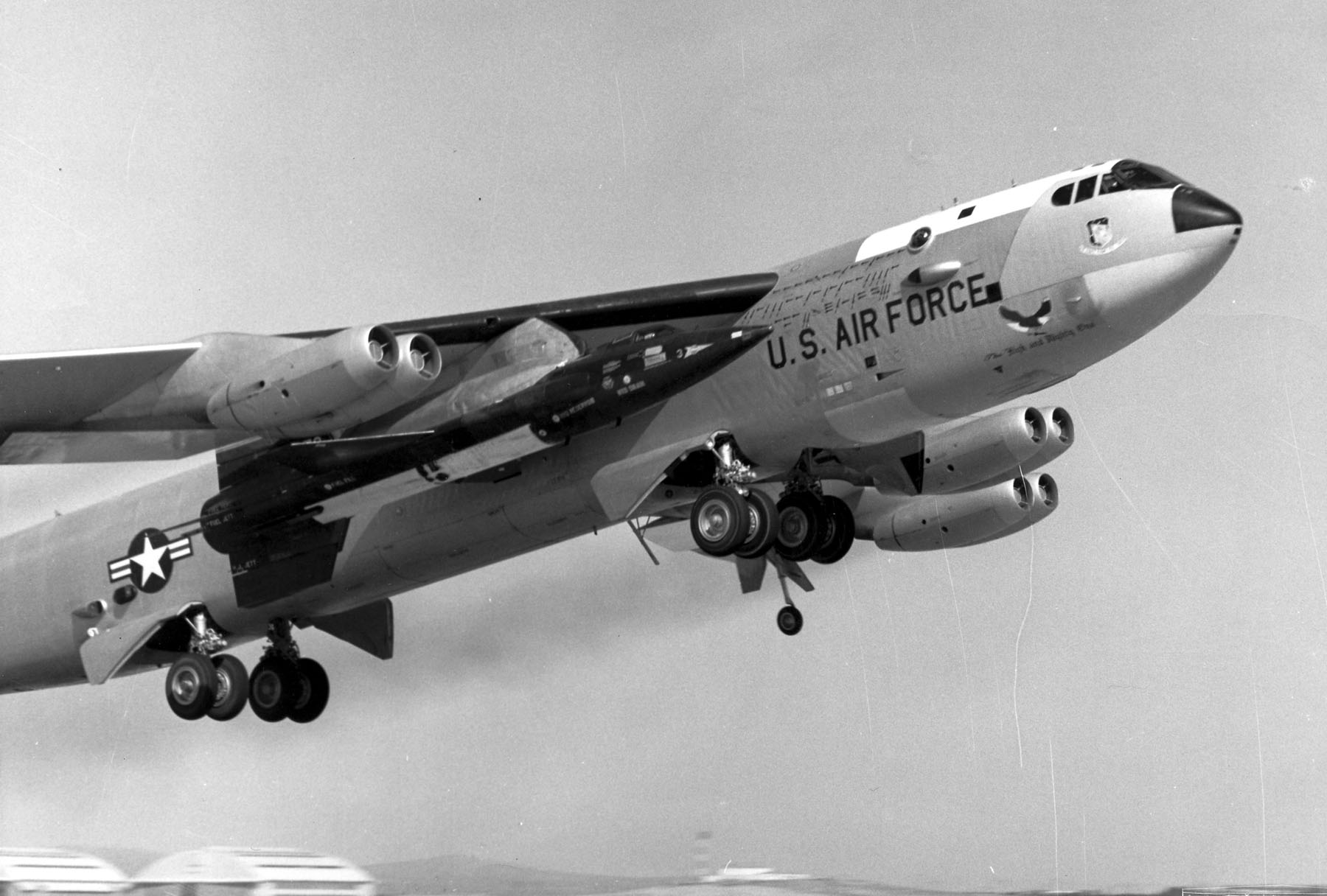 Felszállás a B-52-es szárnya alá függesztve