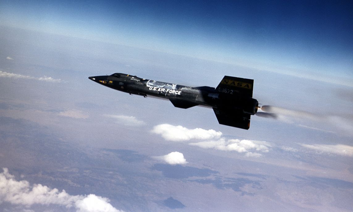 Az X-15-ösök egyike itt még relatíve kis magasságban, leoldás után