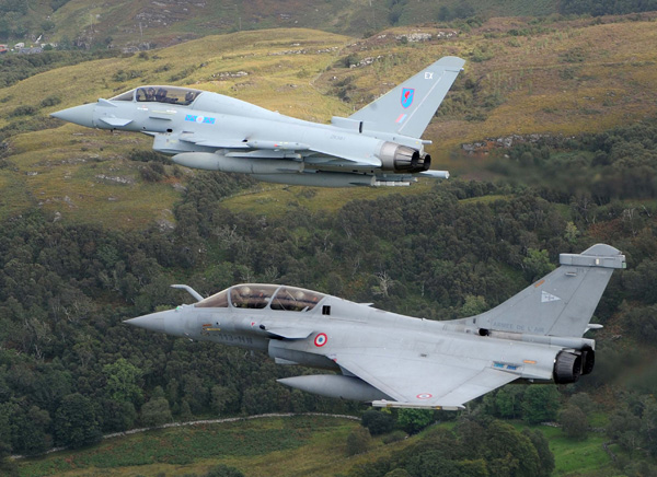 Ritka kép: az európai vetélytársak, Typhoon és Rafale kötelékben <br>(fotó: Flightglobal)