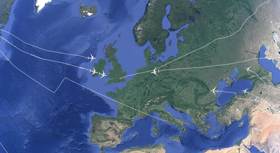 Néhány a százból a Boeing 787 Flight Tracker délelőtti helyzetképén: három Qatar és egy Air India repül nyugat felé, Amerikából közelítenek a British, a LOT és az Ethiopian Dreamlinerei