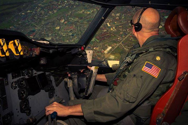 Tájfun utáni tájkép egy P-3-as pilótafülkéjéből
