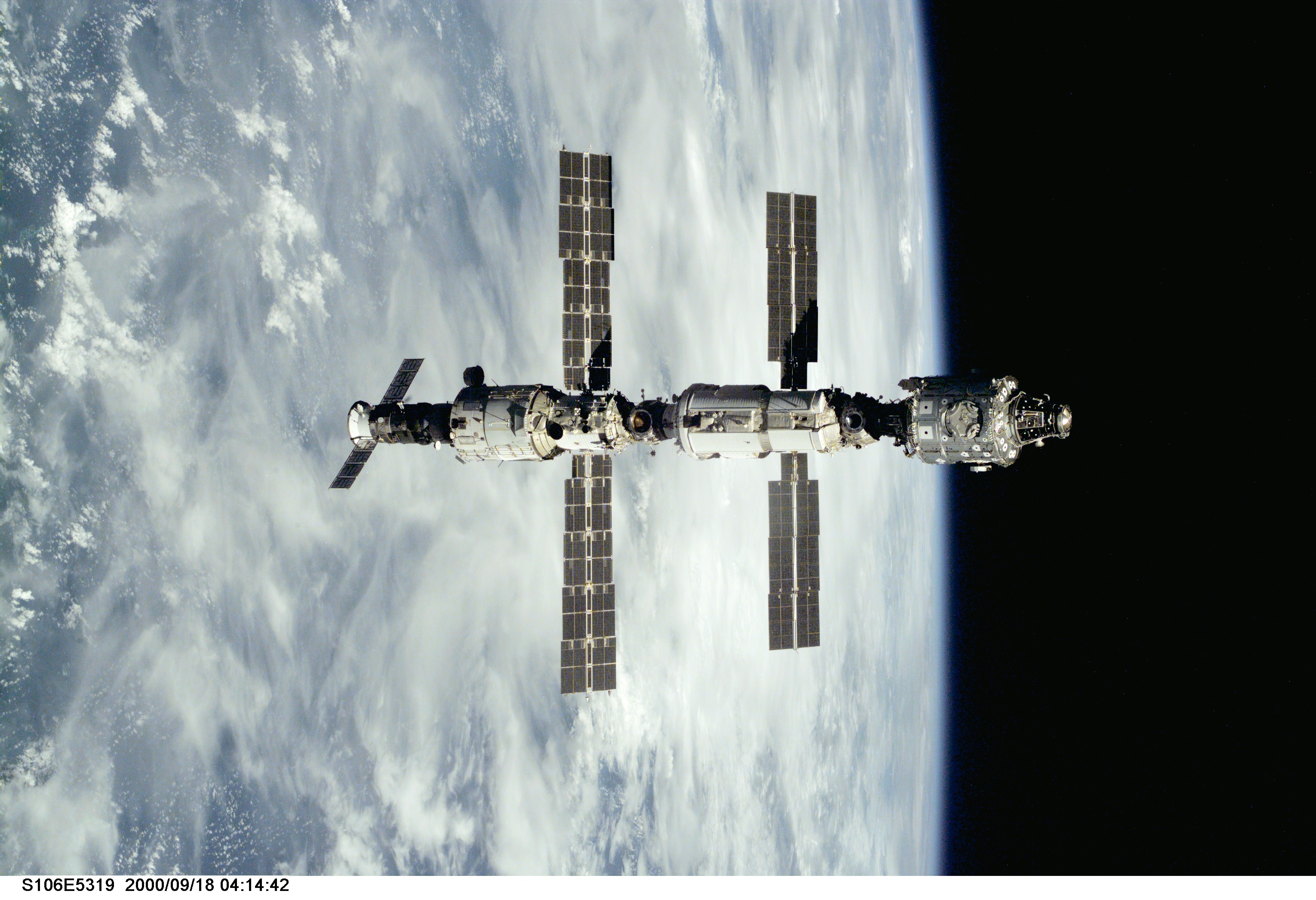 Három modul már kiad egy igazi űrállomást, baloldalt plusz egy Szojuz kapcsolódik a rendszerhez, jelezve, hogy már lakják az ISS-t