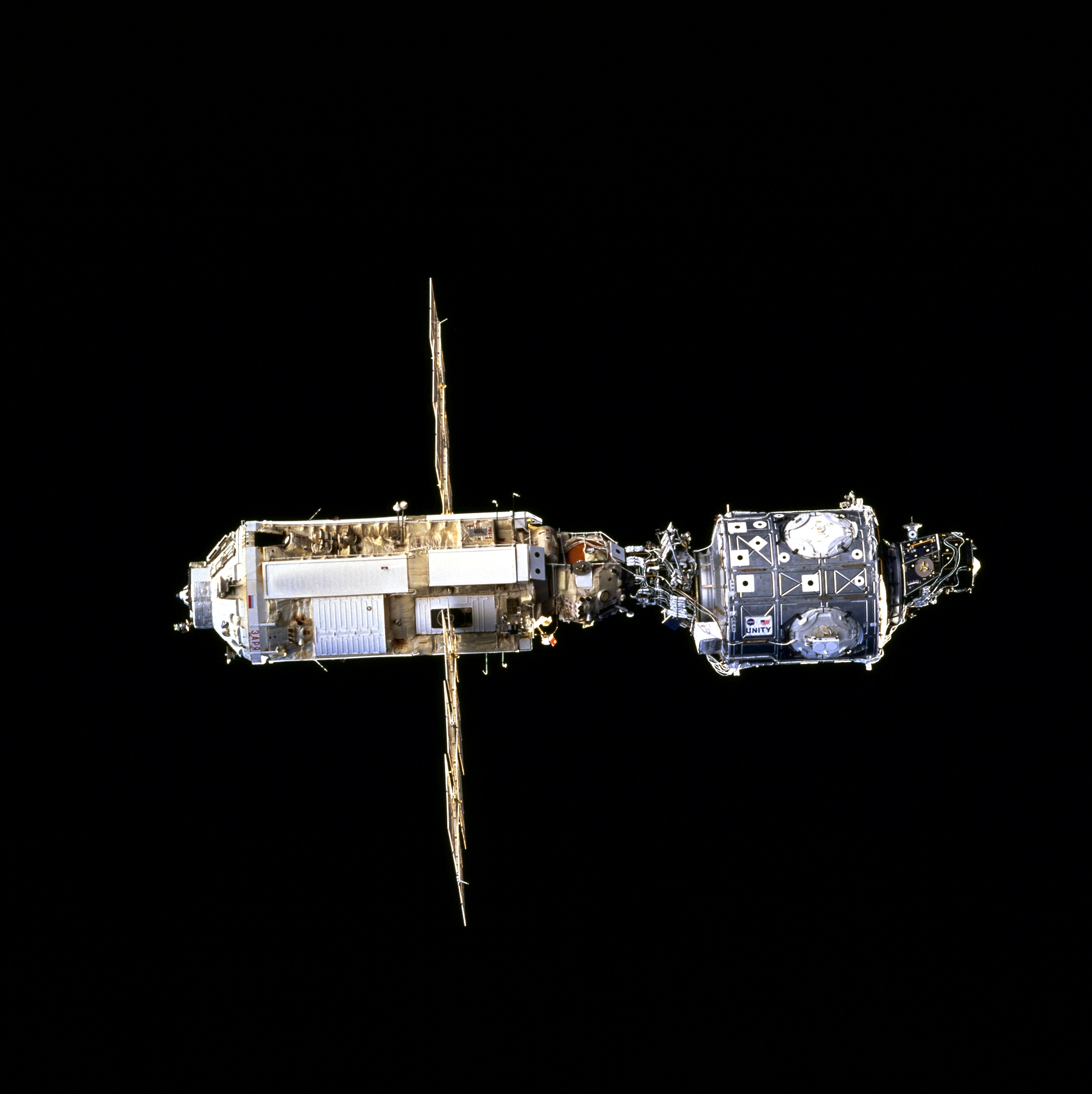 Az első két modul, az orosz Zarja és az amerikai Unity, amint magányosan sodródik a Föld körül...<br>(fotók: NASA, ESA)
