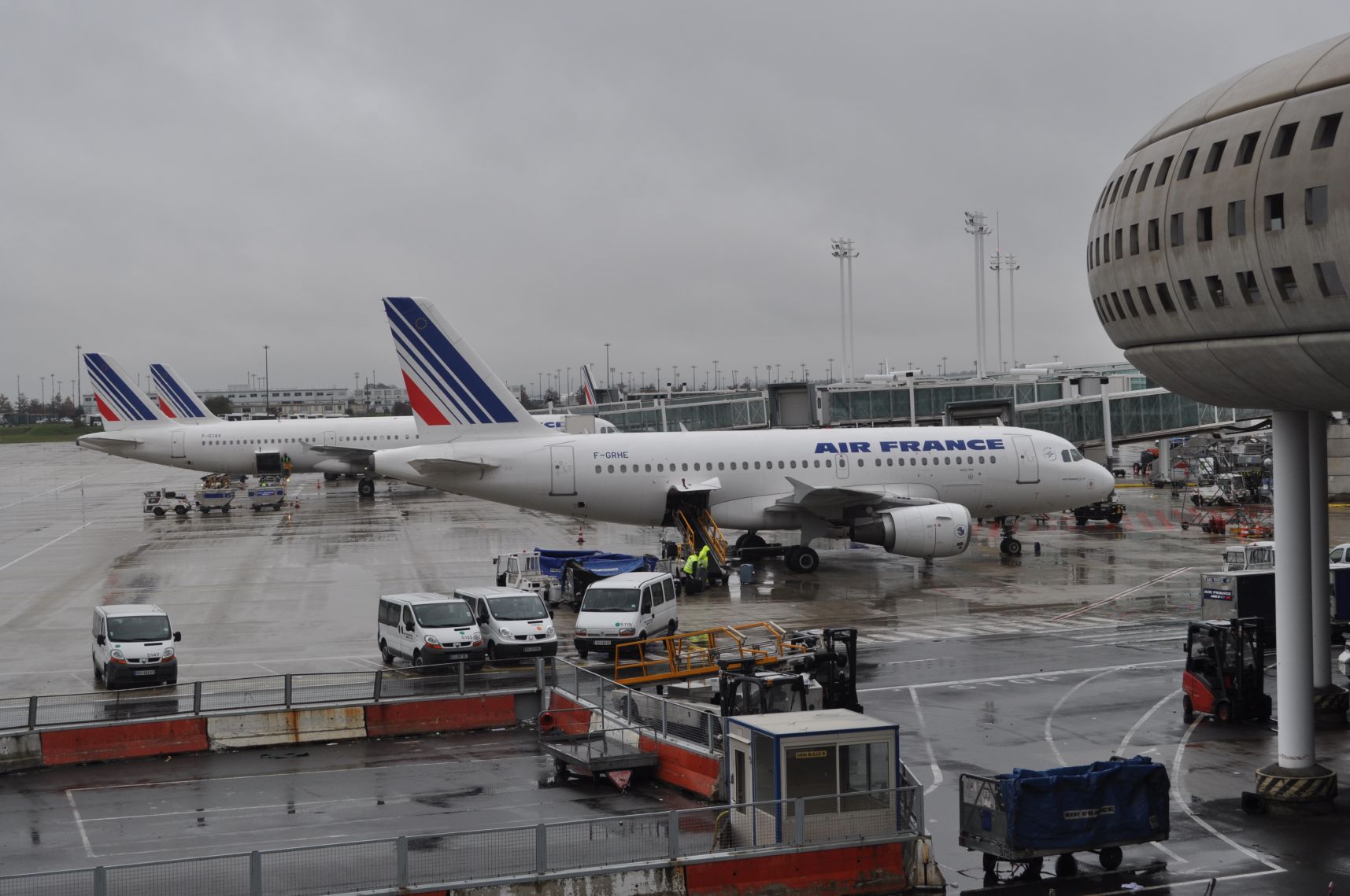 Az Air France kisebb és nagyobb légibuszai állnak sz őszi esőben
