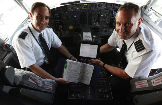 A pilótafülkékben már előrehaladott az E-bagek, nem papír-alapú repülési dokumentumok használata