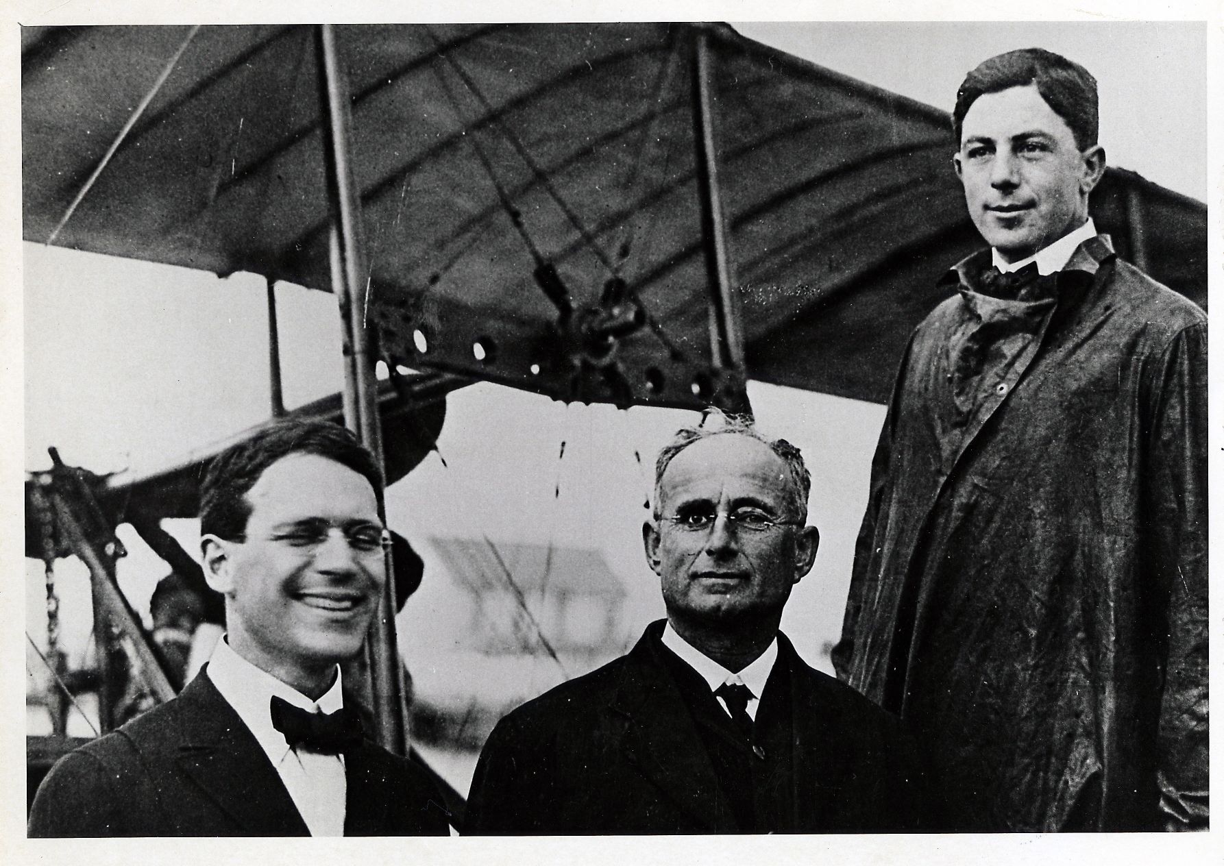 Csoportkép start előtt: baloldalt Fansler, a bátor üzletemberek egyike, jobbra Jannus, a bátor pilóta, középen Pheil, a bátor utas