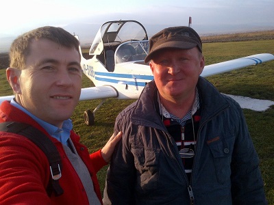A tanácselnök (balról) repülni készül<br>(fotók: Borboly Csaba/Transindex)