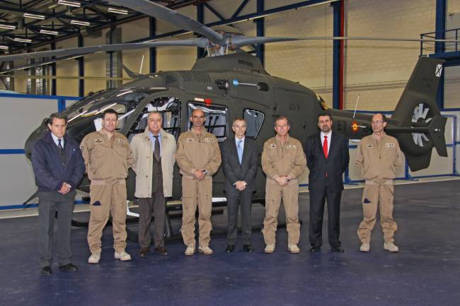 Átadás-átvétel: a spanyolországi gyár képviselői a spanyol fegyveres erők képviselőivel az egyik új EC-135-ös előtt <br>(fotók: Airbus Helicopters)