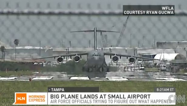 A hatalmas katonai szállítógép, a C-17-es egy floridai kisgépes reptéren