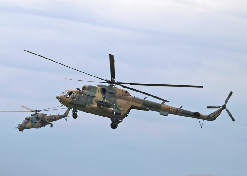Kötelékben egy Mi-24-essel, azok közül már végképp nem repül egy sem