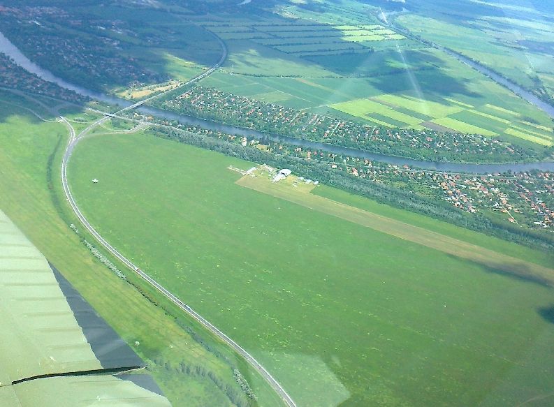 A repülőtér a folyó és a 4-es út között<br>(fotók: Aeroszolnok)