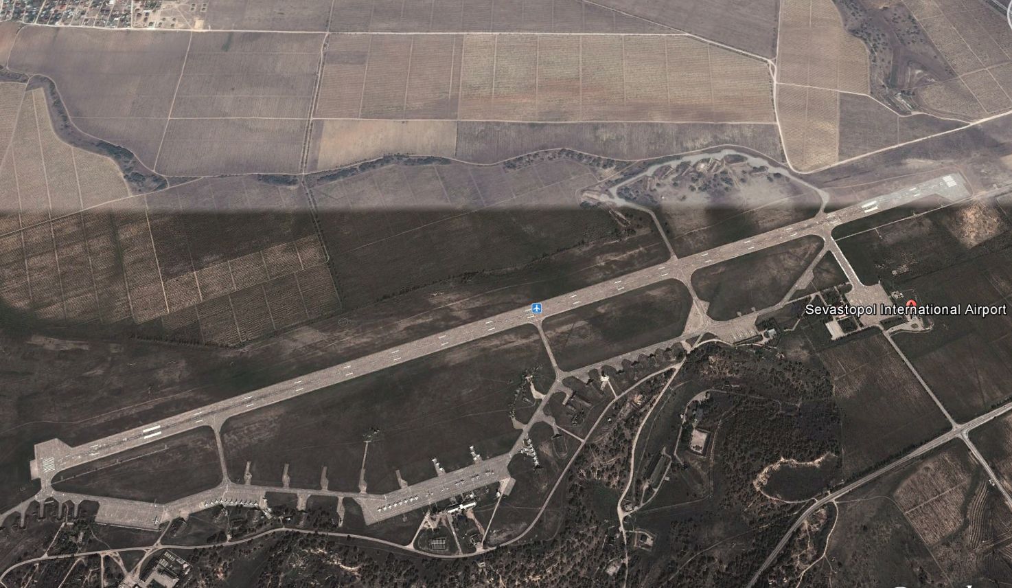A Google Earth felvételén jól láthatók a Belbek MiG-jei