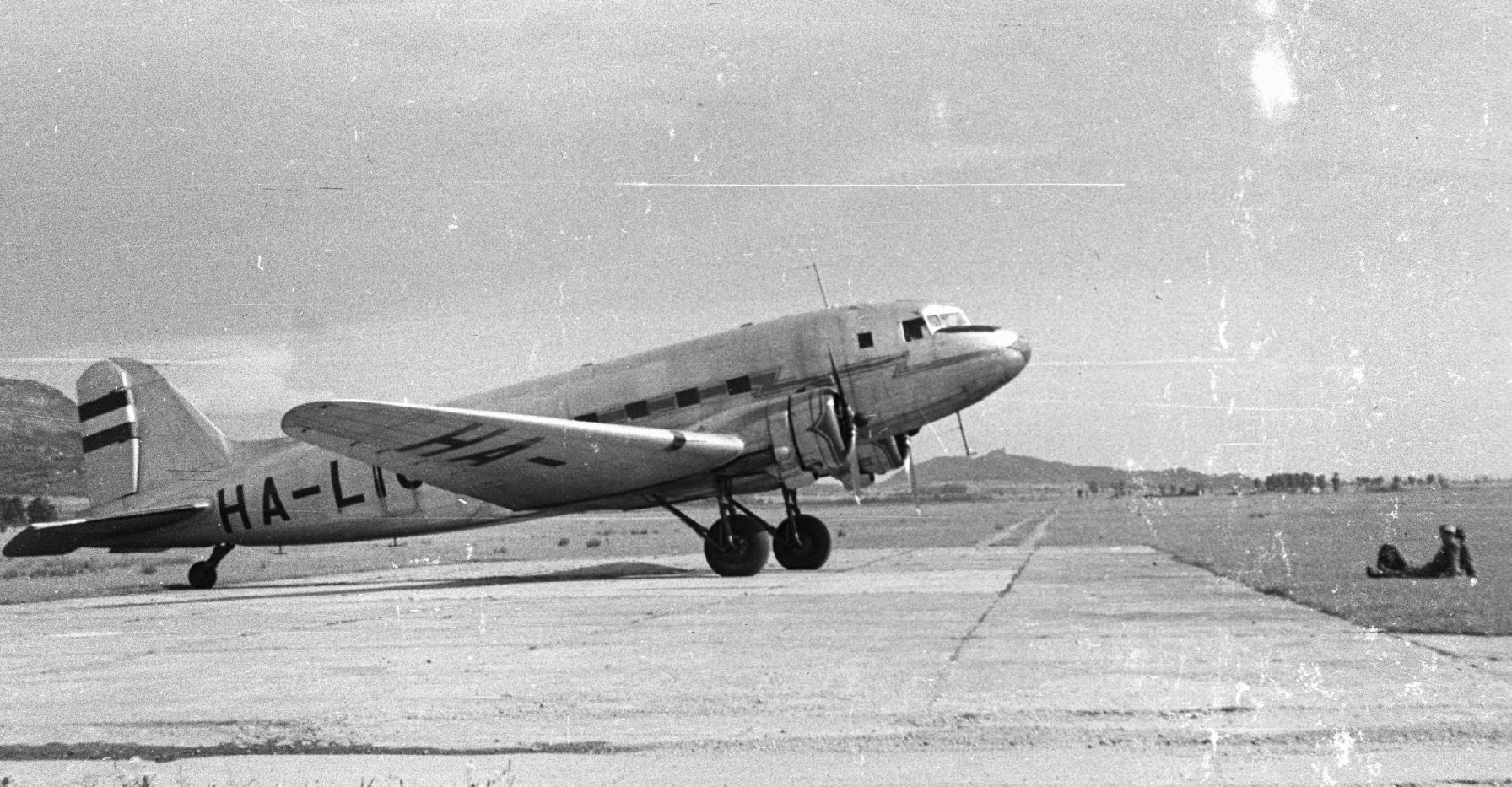 Li-2-es pihen Tapolcán: ez a típus alkalmas volt a belföldi járatok fenntartására, nem volt túl nagy és füvön is leszállhatott