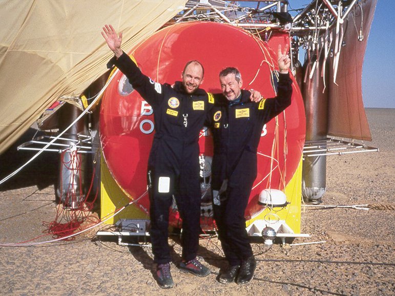 Piccard és Davies a sikeres repülés után <br>(orbitalballoon.com)