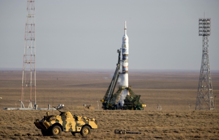 Fellövés előtt: kazah sztyeppén orosz rakéta orosz és amerikai űrhajósokkal