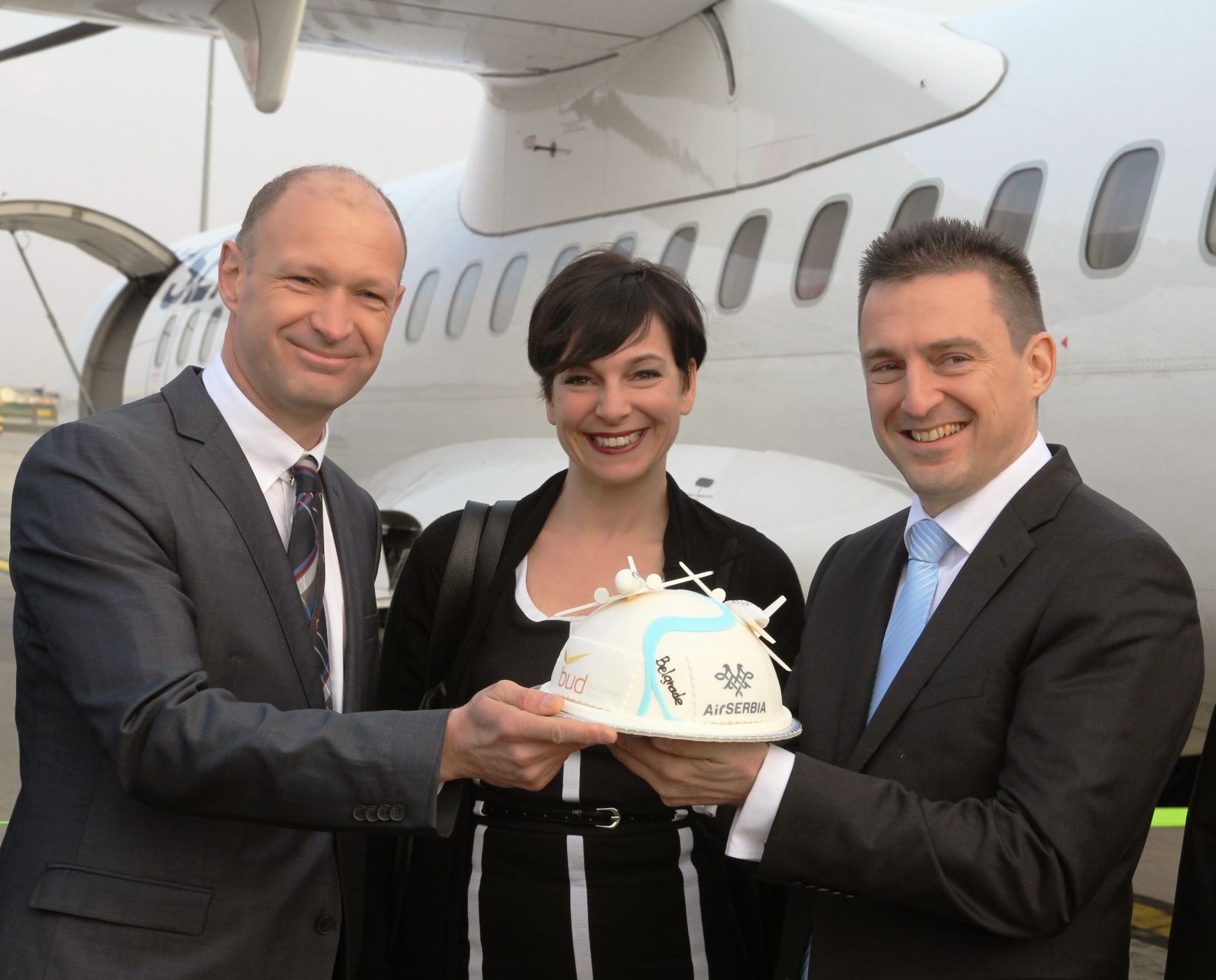 ...és nem maradhatott el a torta sem: balról Jost Lammers BA-vezér, jobbról Slobodan Stamenkovic, az Air Serbia kereskedelmi igazgatója, középen Maja Gedosev PR-főnök