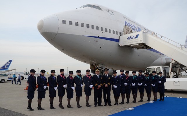 Ünnepélyesen köszöntötték az utolsó 747-es ANA-járatot és személyzetét