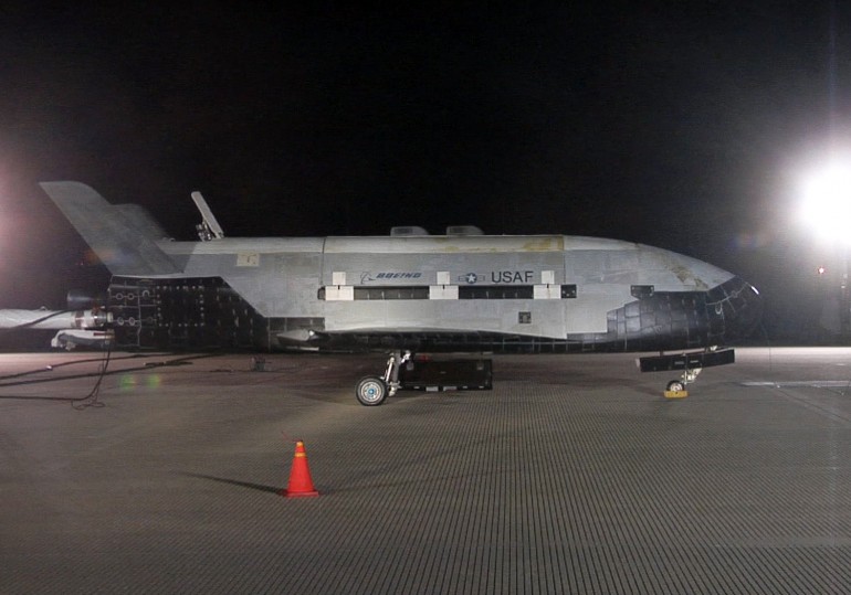 Az első landolás éjszaka történt, a gép sok részletét jótékony sötétség rejti (hátulról amúgy se mutatják közelről, talán a hajtómű miatt)