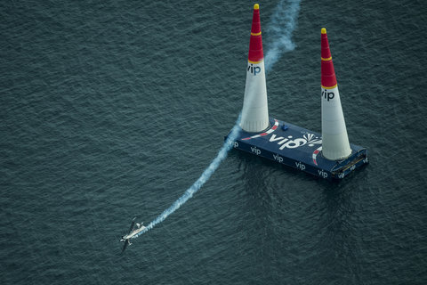 Arch magabiztosan és agresszíven repült <br>(fotók: Red Bull Air Race)
