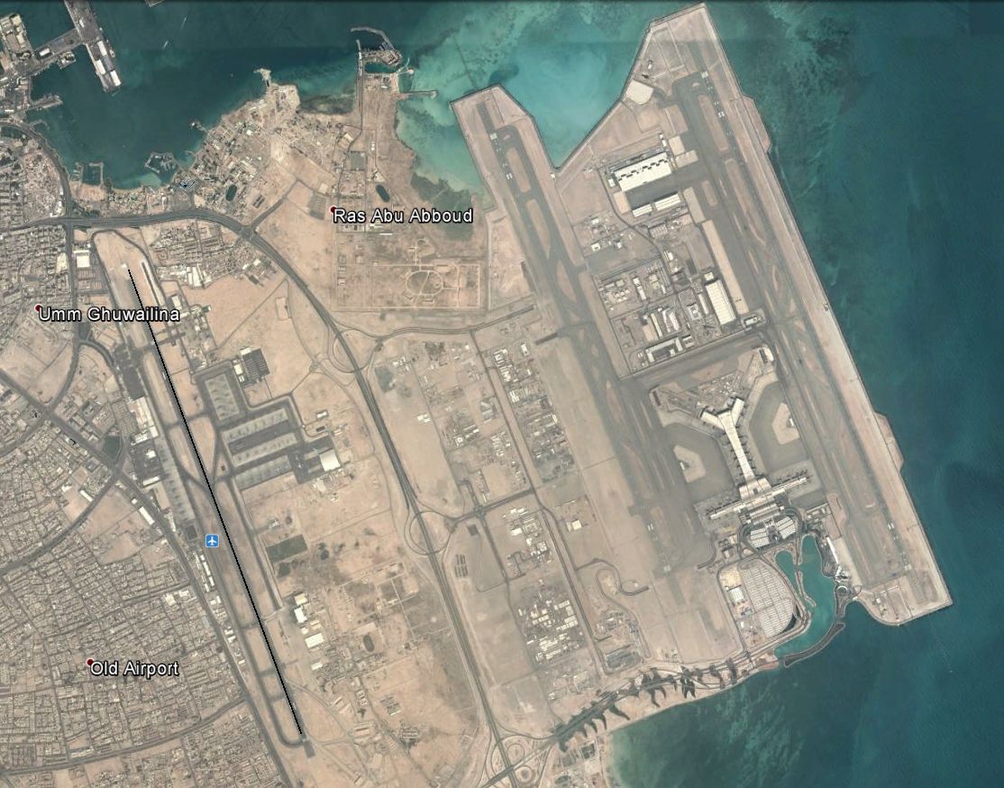 A friss Google Earth felvételen balra a régi, jobbra az új reptér: először csak a tengerhez közel eső pálya lesz aktív