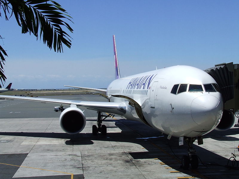 Hawaiian 767-es az utashídnál: a poggyásztérben több esély lenne, de oda végképp nehéz bejutni észrevétlenül