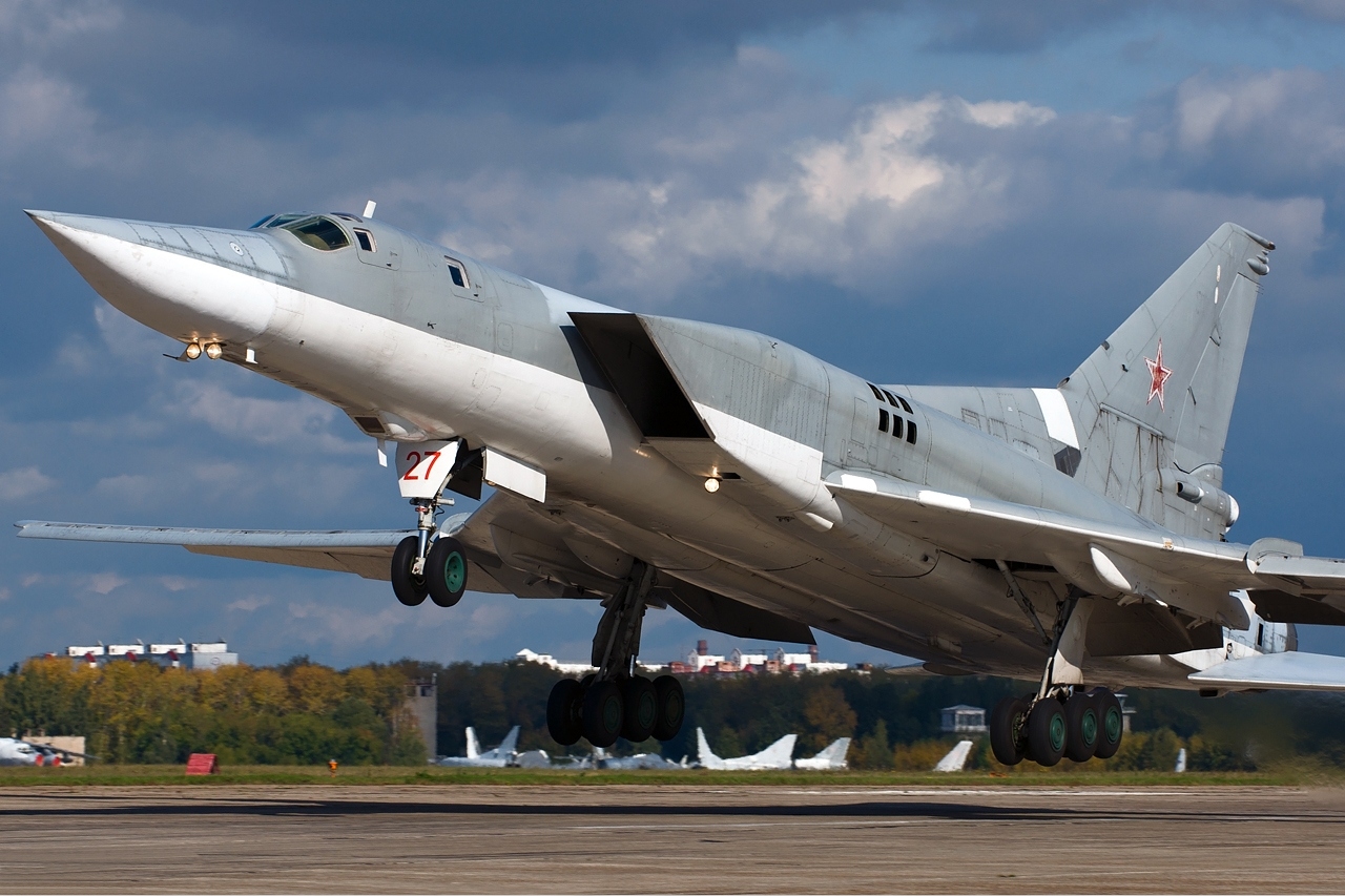 Tu-22M felszállóban: közelebbi célok ellen, nagyobb sebességgel, nukleáris robbanófejű cirkálórakéták hordozására is alkalmas